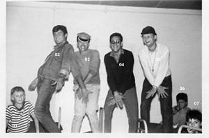 COLO ORE LES FRONTIGNES 1960 10 LES MONOS EN SCENE